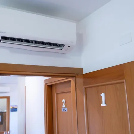 Gasthuis The House Aeroporto 4*